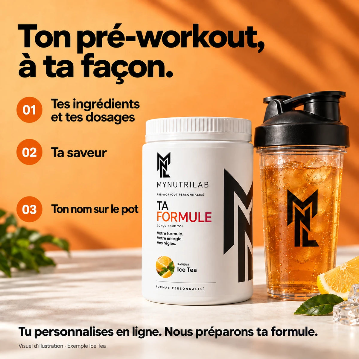 Personnalise ton pré-workout MyNutriLab en trois choix : tes ingrédients et tes dosages, ta saveur, puis le nom sur le pot. Tu personnalises en ligne, MyNutriLab prépare ta formule. Un pot et un shaker au logo noir — visuel d’illustration, exemple Ice Tea.