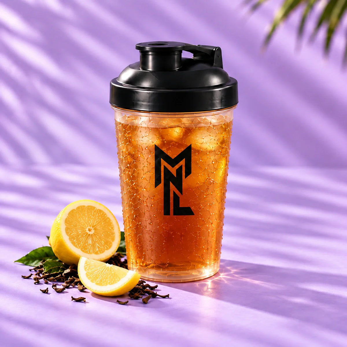 Shaker transparent ambré au monogramme noir MyNutriLab, visuel d’illustration.