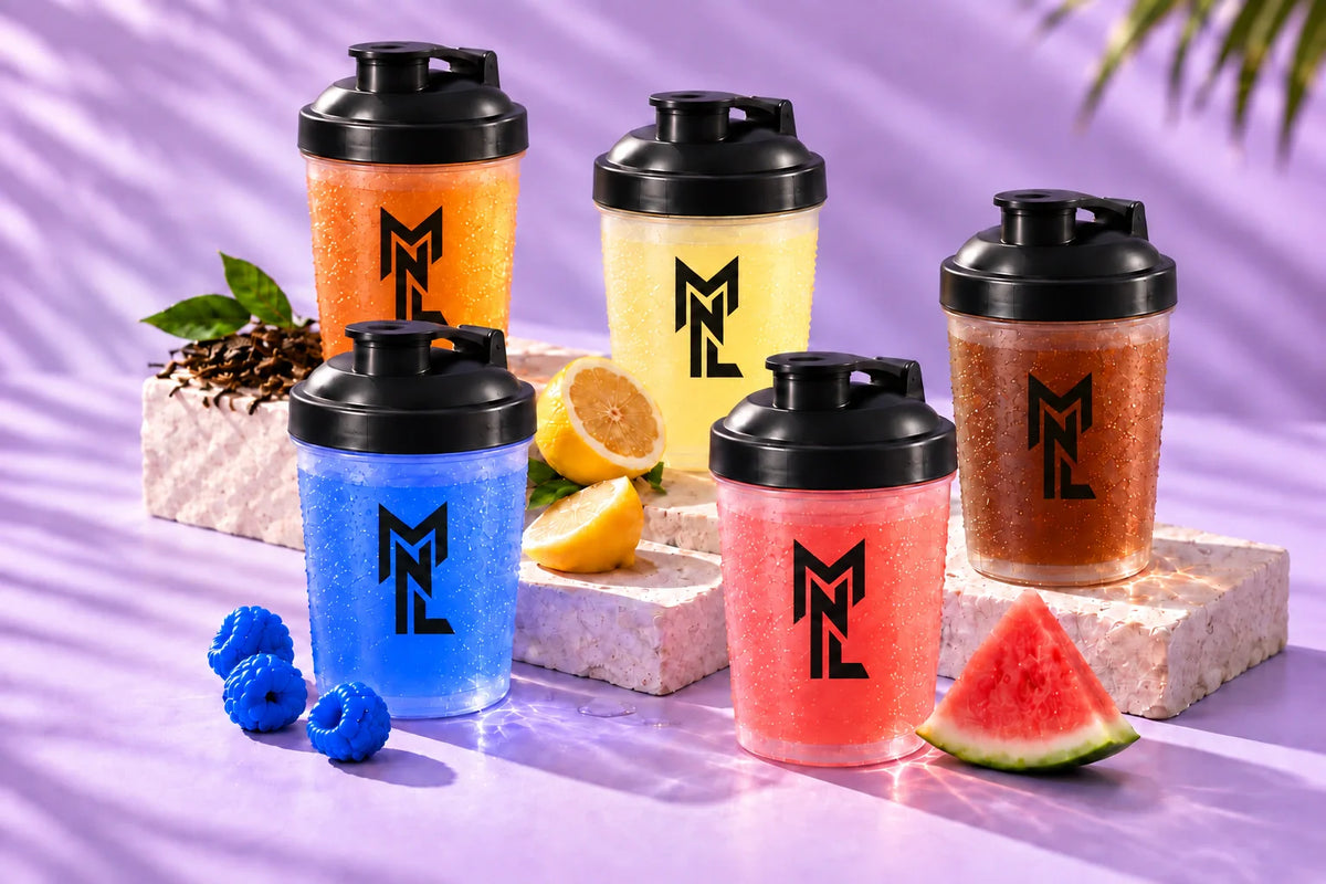 Cinq shakers transparents aux monogrammes noirs MyNutriLab, illustration des saveurs.