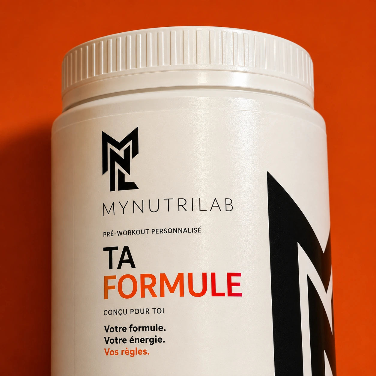 Détail du pot blanc et de l’étiquette MyNutriLab sur fond orange