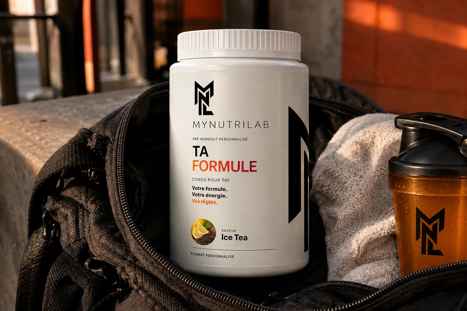 Pot MyNutriLab dans un sac de sport, avec serviette et shaker